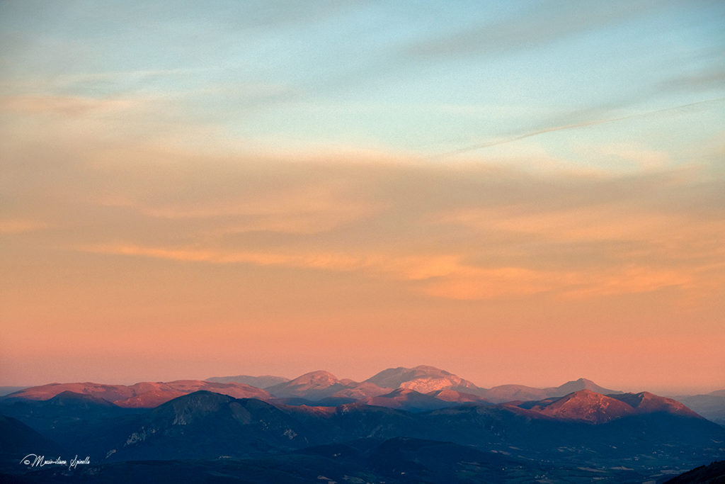 Paesaggio dei Monti Sibillini all'alba
